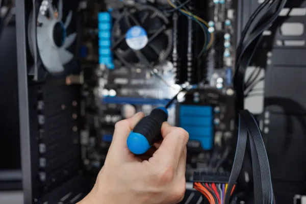 closeup-computer-technician-holding-a-screwdriver-2026-01-07-05-42-41-utc-69df88c02613a