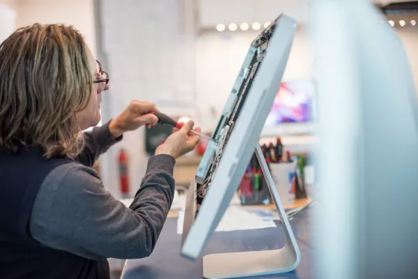 computer-repair-shop-a-man-working-on-a-computer-2026-01-09-09-20-18-utc-69e0d18ba5e28